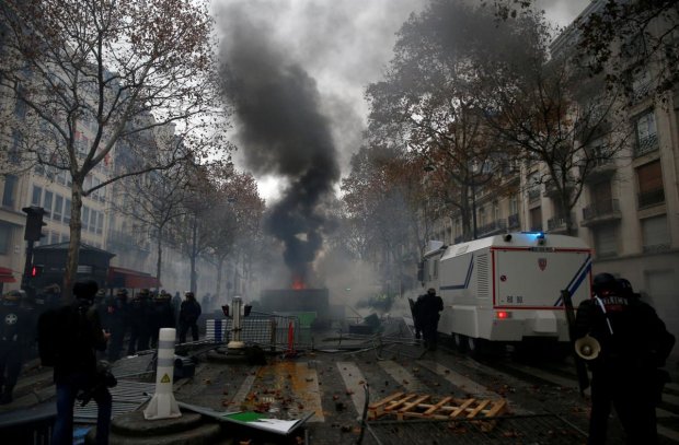Макрон здався: протести у Франції повернули те, чого не вдалося Україні