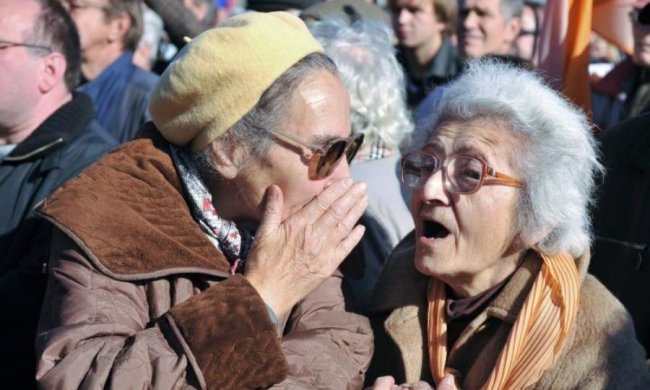 Усі питання - до Путіна: нахабних бабок з "ДНР" залишили без пенсій