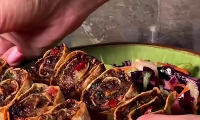 Шашлычки в лаваше, кадр из видео