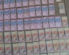 СБУ изъяла "гривневый ковер" у вымогателей