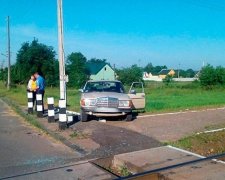 Мужчина на "Мерседесе" врезался в поезд