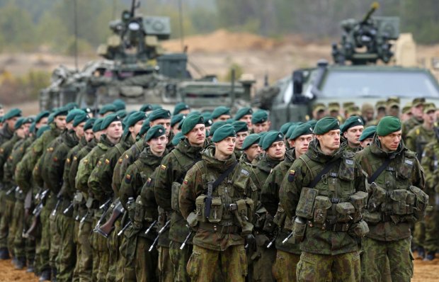НАТО стягивает технику и военных к России, такого не было 30 лет, Путин трясется от страха
