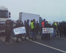 Шахтарі вийшли на мітинг посеред дороги і змусили водіїв стояти в заторі: "Платіть"