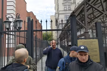 Дівчині розквасили обличчя: під посольством Туреччини в Києві напали на активістів, відео приголомшило мережу