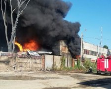 Масштабный пожар на заводе под Киевом тушили больше шести часов