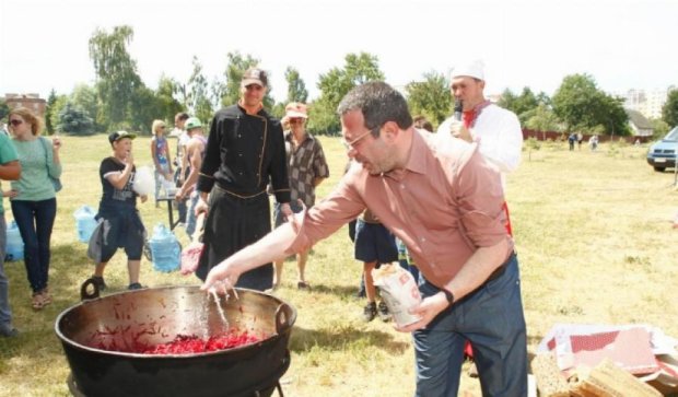 Черниговский фестиваль борща накормил 850 человек 