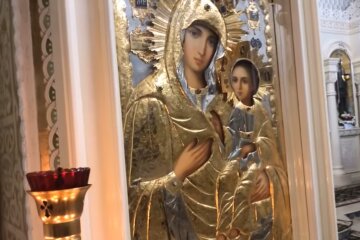 Молитва в церкві, скріншот з відео