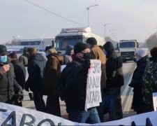 В Полтаве перекрыли трассу, кадр из видео