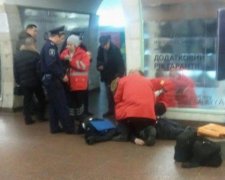 На платформе киевской подземки внезапно умер мужчина (фото)