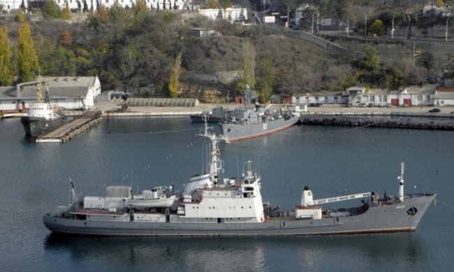Російський корабель тоне у Чорному морі