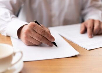 Подпись документов / фото: Freepik