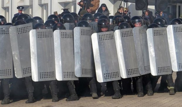 Милиционеры Мариуполя справились с "титушками на выборах" (фото)
