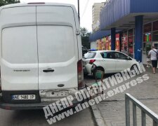 В Днепре "взбунтовавшееся" авто сбежало от водителя и устроило ДТП