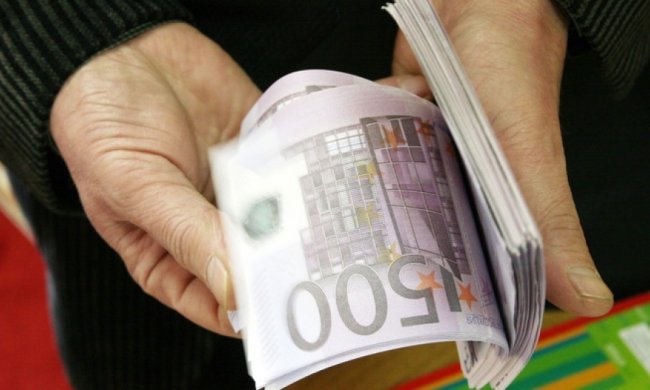 Грекам запретили вывозить из страны более двух тысяч евро