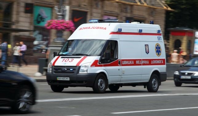 Під Дніпром чоловік випав з швидкої на ходу, оце так "полікували": курйозний момент потрапив на камеру