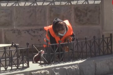 работник, скриншот с видео