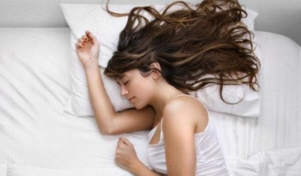 Люди, спящие на левой стороне кровати, счастливее