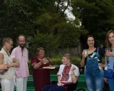Користувачів соцмереж зворушило фото весілля пораненого бійця