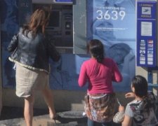 Тріо з дохлим щуром тероризує заможних парижан: відео