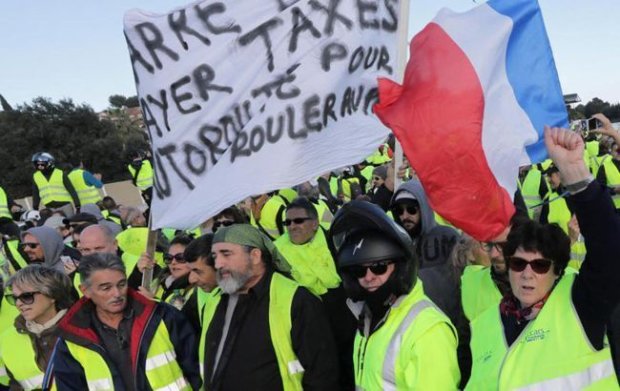 В Париже "желтые жилеты" напали на полицейских: ситуация выходит из-под контроля