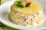 Швидко і смачно: рецепт салату з копченою грудкою та ананасами