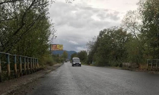Прикарпатці тицьнули слуг Зеленського носом у "нові" дороги, яма на ямі: "Гарантія 10 років?"