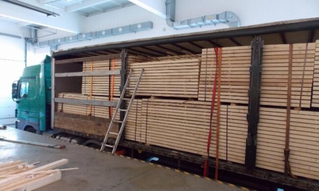 Контрабандисти везли цигарки до Словаччини у фурах з деревиною (фото, відео) 