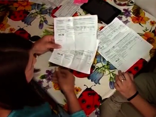 Платіжки за комуналку. Фото: скрін youtube