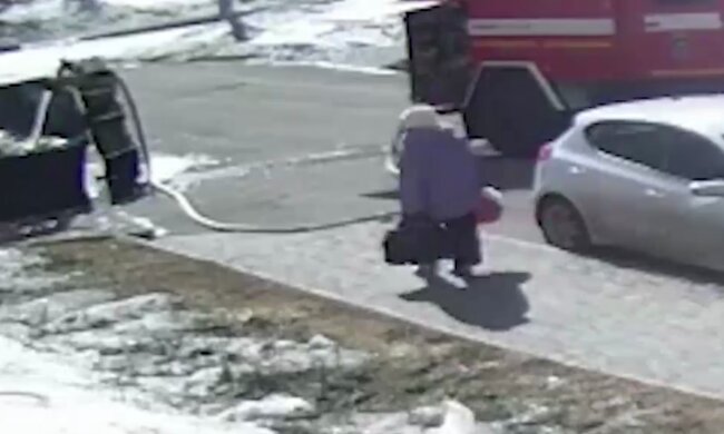 Пенсіонерку збив натиск води, кадр з відео