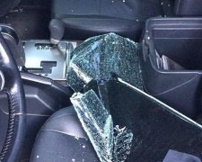 Харківському свободівцю розбили скло в машині (фото)