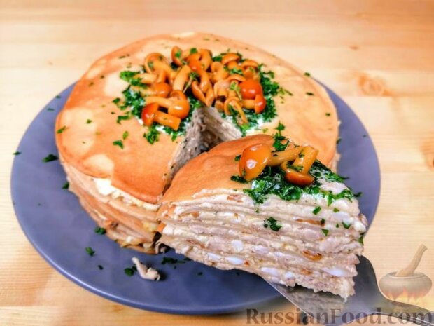 Блинный торт с курицей, грибами и сыром
