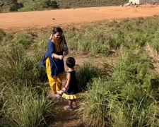 Привид на сімейній прогулянці? Камера випадково зафільмувала біля дитини те, що неможливо пояснити, відео