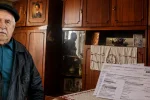 Пенсионер возле подъезда