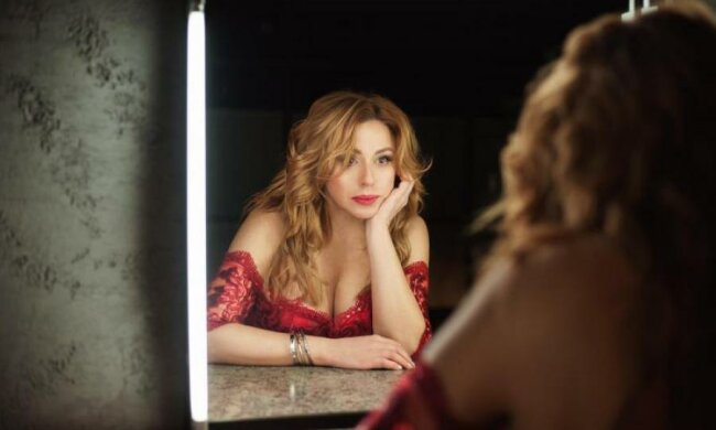 Танцює вона, а соромно вам: 53-річна Альона Апіна показала доросле хоум-відео