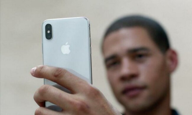 10-річний малюк обдурив Apple