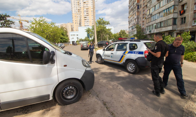Під Дніпром банда на BMW обстріляла автомобіль, копи чухають потилиці: цілилися у водія
