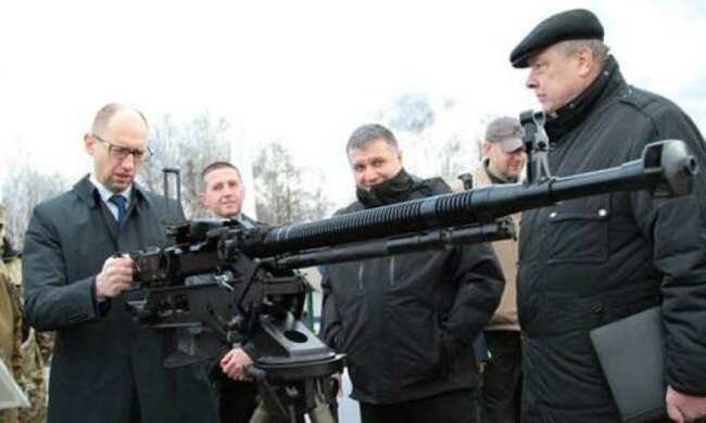 Полторак нагородив Яценюка "зброєю гангстерів"