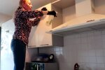 Прибирання на кухні. Фото: скрін youtube