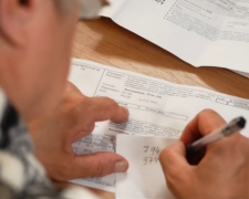 Рахунки за комуналку. Фото: скрін youtube