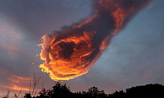 В небе Португалии появилась «рука Бога» (фото)