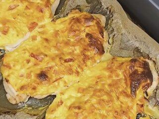 Куряче філе під "шапочкою" з сиру: фото скрін рецепту