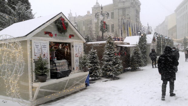 Офіс президента, новорічне містечко - фото Знай.ua