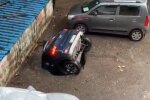 На стоянці відкрився портал в пекло і "проковтнув" автівку з людьми: містика якась