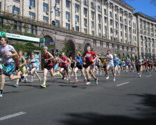 До Києва - на своїх двох: одеський Форест Гамп замахнувся на небачений рекорд, кадри потужного старту