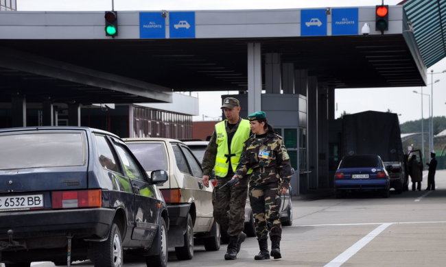 Розмитнення євроблях: українцям пояснили, кому доведеться "позолотити ручку"