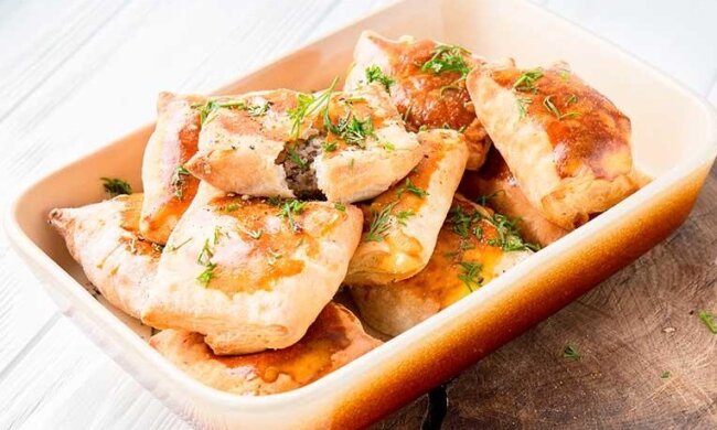 Слойки с яблоком и свининой, фото Клопотенко