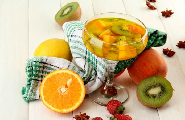 Тропічна сангрія - рецепт іспанського коктейлю у вас вдома, відчуйте літню розкіш