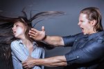 На Донбасі неадекват перетворив жінку на криваву кашу прямо на очах у дитини, деталі звірячої трагедії