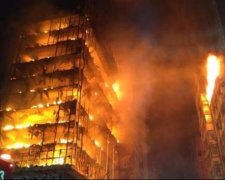 Пекельна пожежа в хмарочосі: люди не можуть знайти рідних