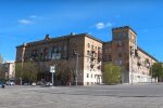 У Запоріжжі дерево "втомилося" і прилягло на дах авто - водій святкує друге народження